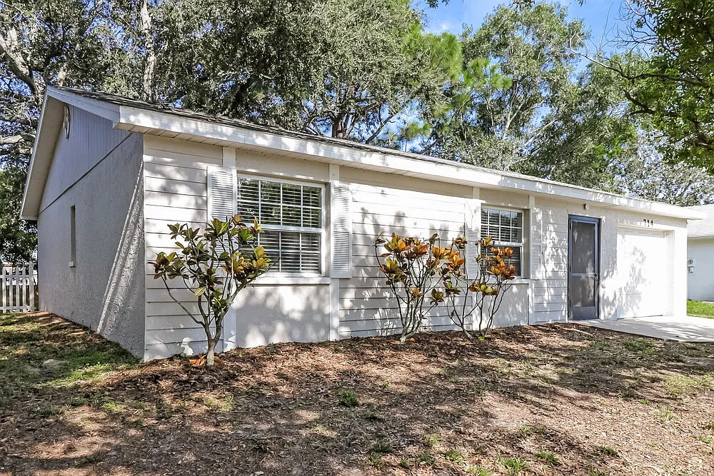 3 bed, 2.0 bath, 1096 sqft, $2,195 — Photo 3