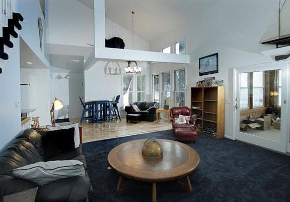 4389 Reynolds Liv Room