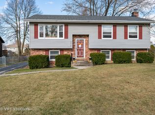 2218 Ridgeland Dr, Lindenhurst, IL 60046