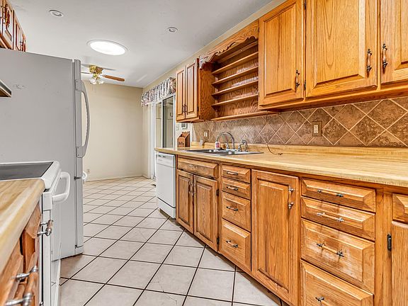4th image of 568 Grand Valley Dr