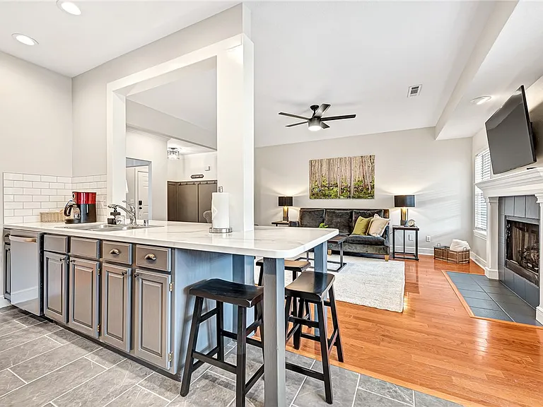 701 SW Maidstone Ave — Photo 8