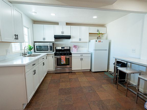 4th image of 1050 W Commercial Ave