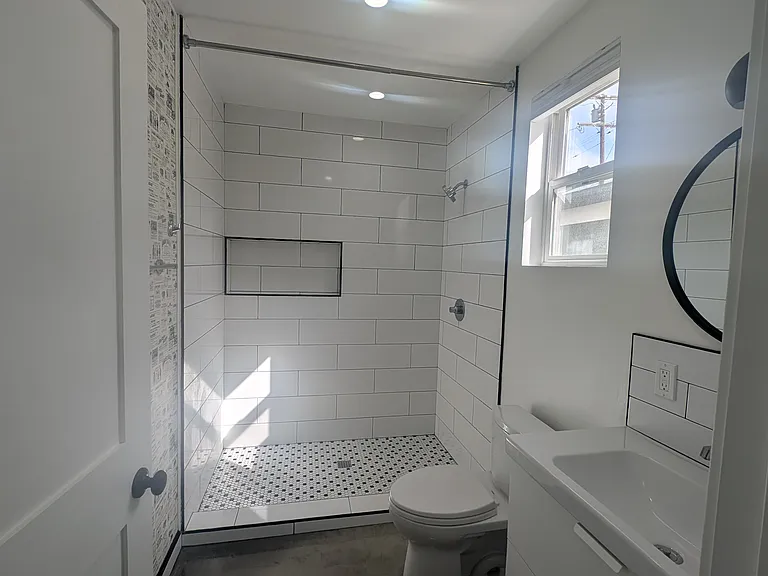 1731 Franklin St #4 — Photo 9