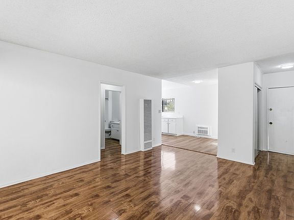4th image of 6537-6543 Woodley Ave #5