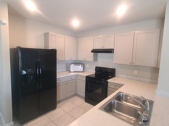 4th image of 542 Armoyan Way