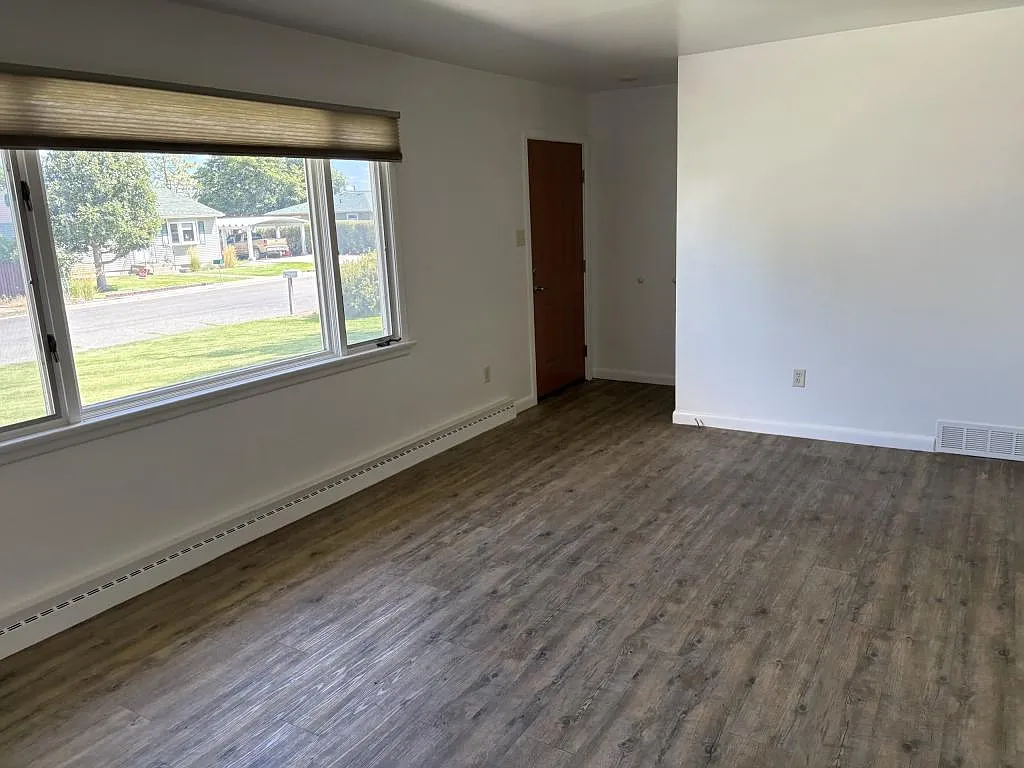 1315 Hollins Ave — Photo 2