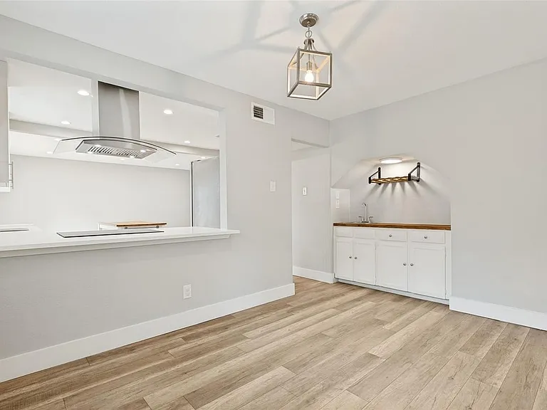2114 Wheaton Dr — Photo 3