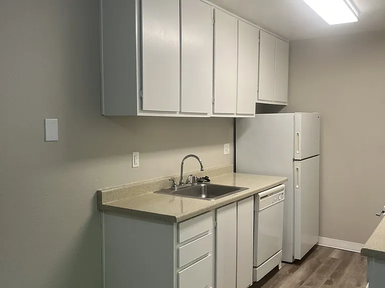 Glenbrook Apartments — Photo 35