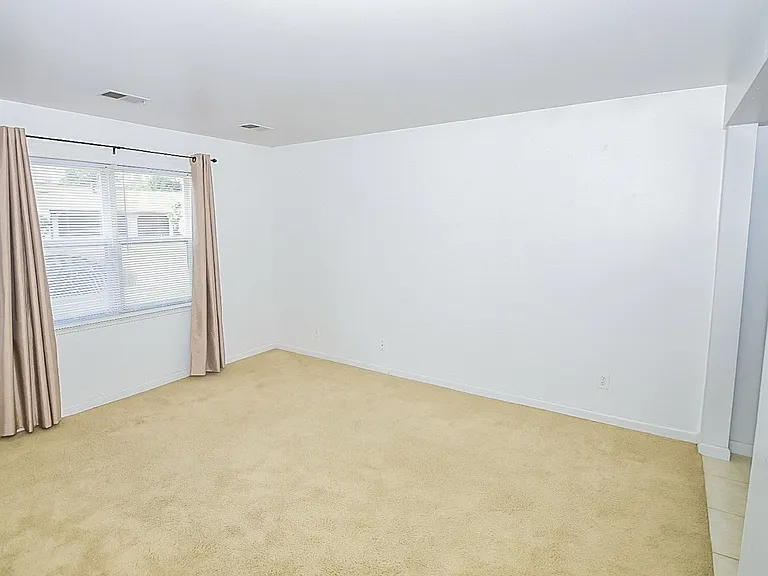 2225 Yorktowne Dr — Photo 5