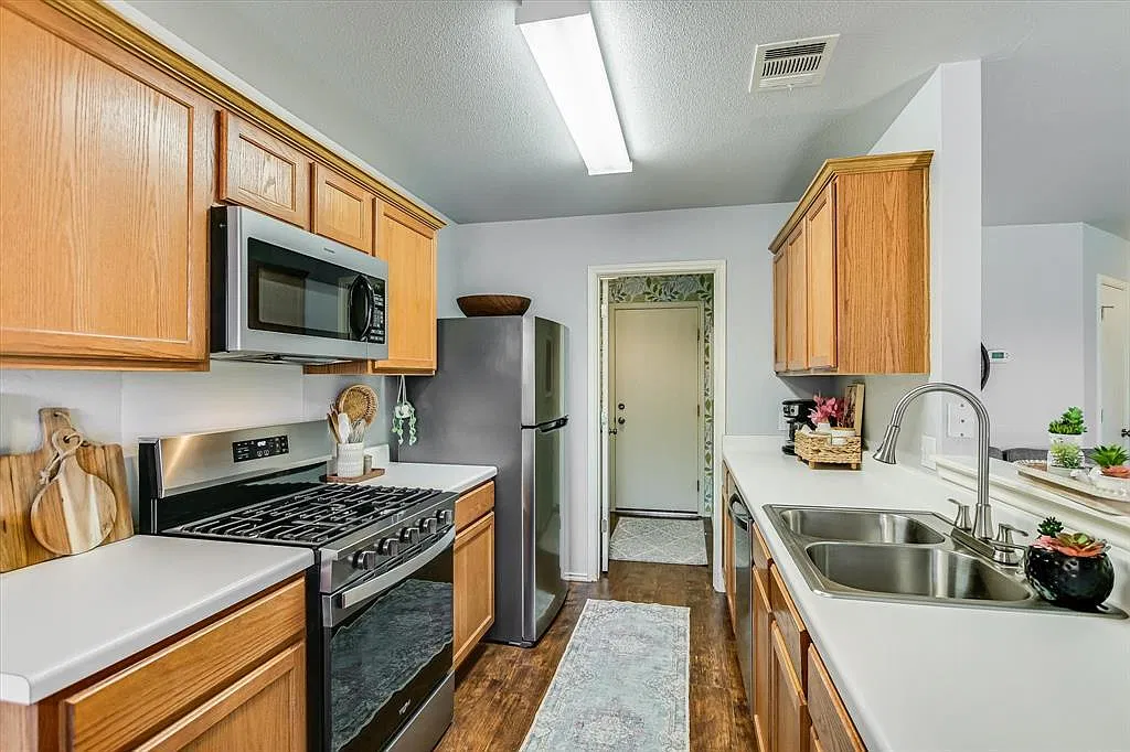 3 bed, 2.0 bath, 1144 sqft, $1,700 — Photo 3