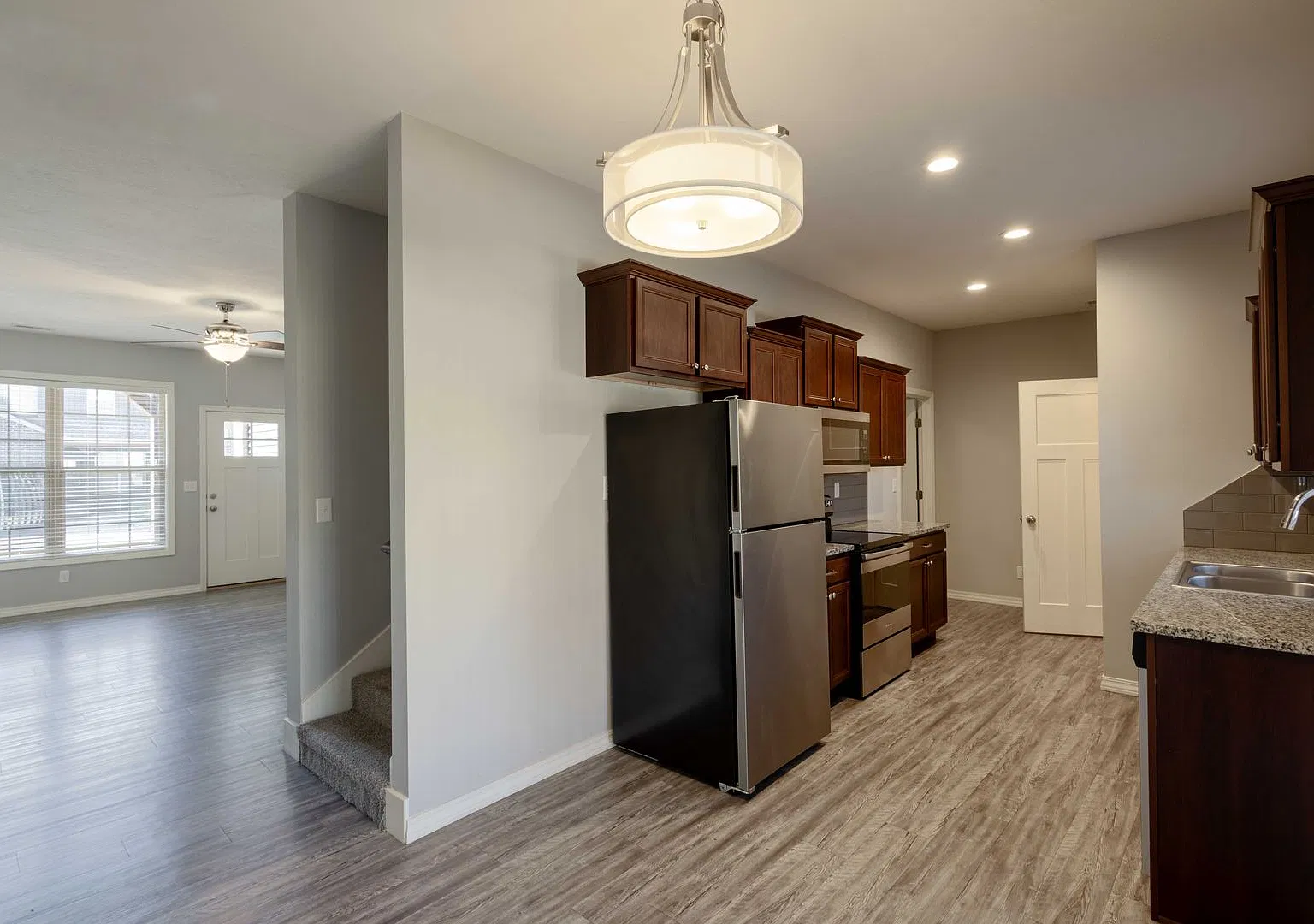 New Luxury 3 Bed 2.5 Bath Townhouse — Photo 3