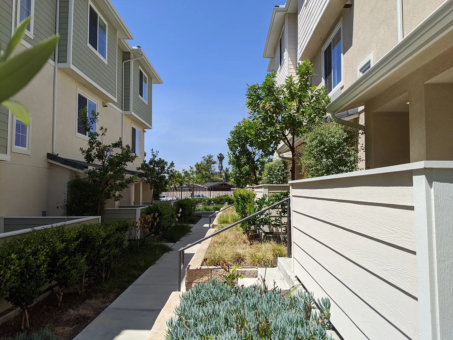 4 bed, 3.5 bath, 1853 sqft, $1,200 — Photo 1