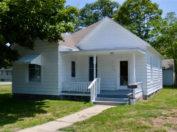 202 1st St, Carrollton, IL 62016
