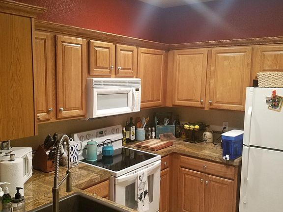 Custom Granite, Oak Cabinets with Crown Molding and Custom P