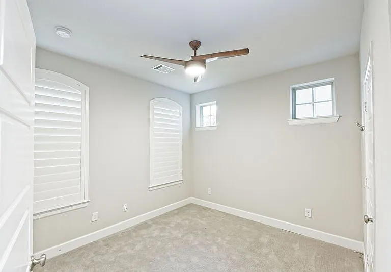 5319 Holland Ave — Photo 4