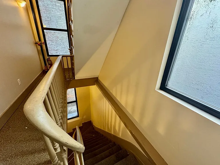 641 Walnut St Apartments — Photo 41