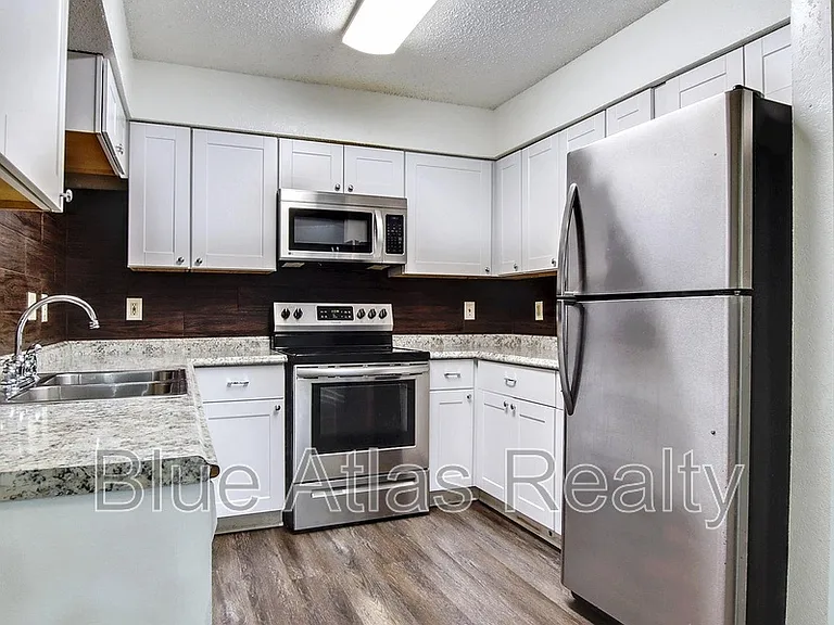 916 Hilltop Dr #C — Photo 3