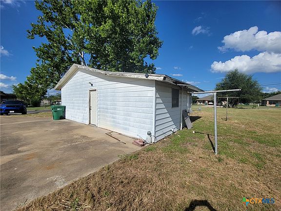 3rd image of 202 W Bobwhite Ln