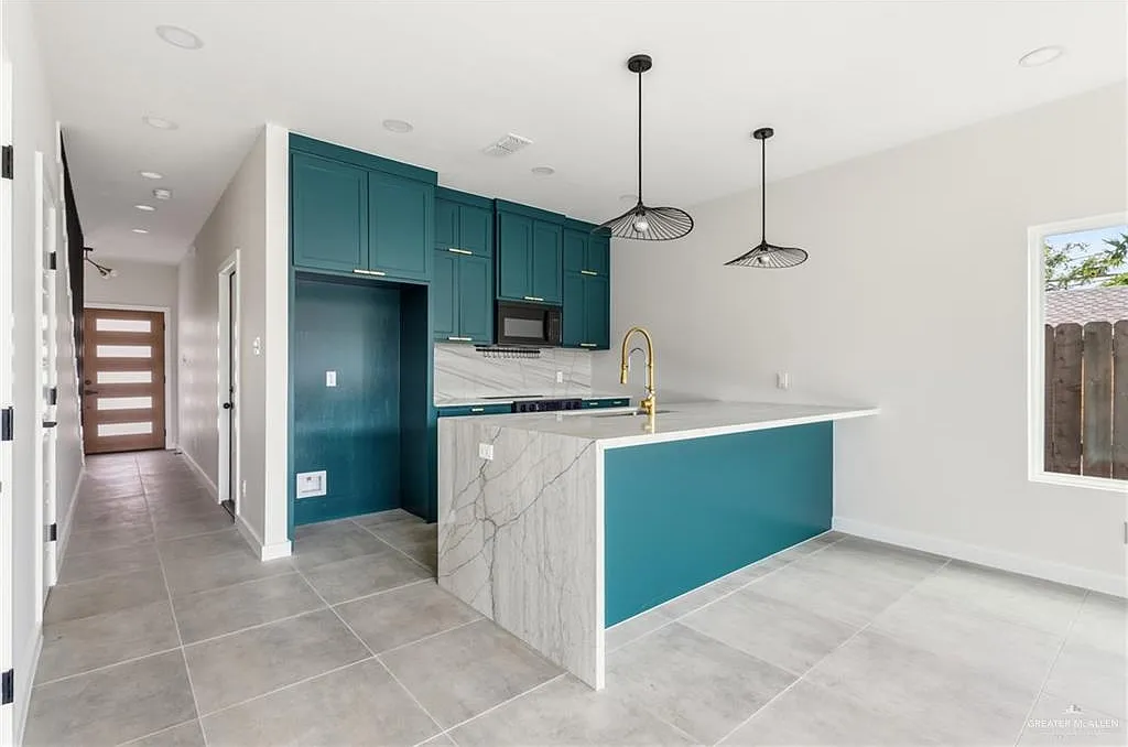 3 bed, 2.5 bath, 1429 sqft, $2,000 — Photo 2