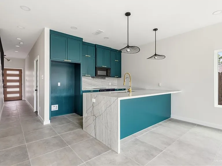 813 S Bicentennial Blvd — Photo 2