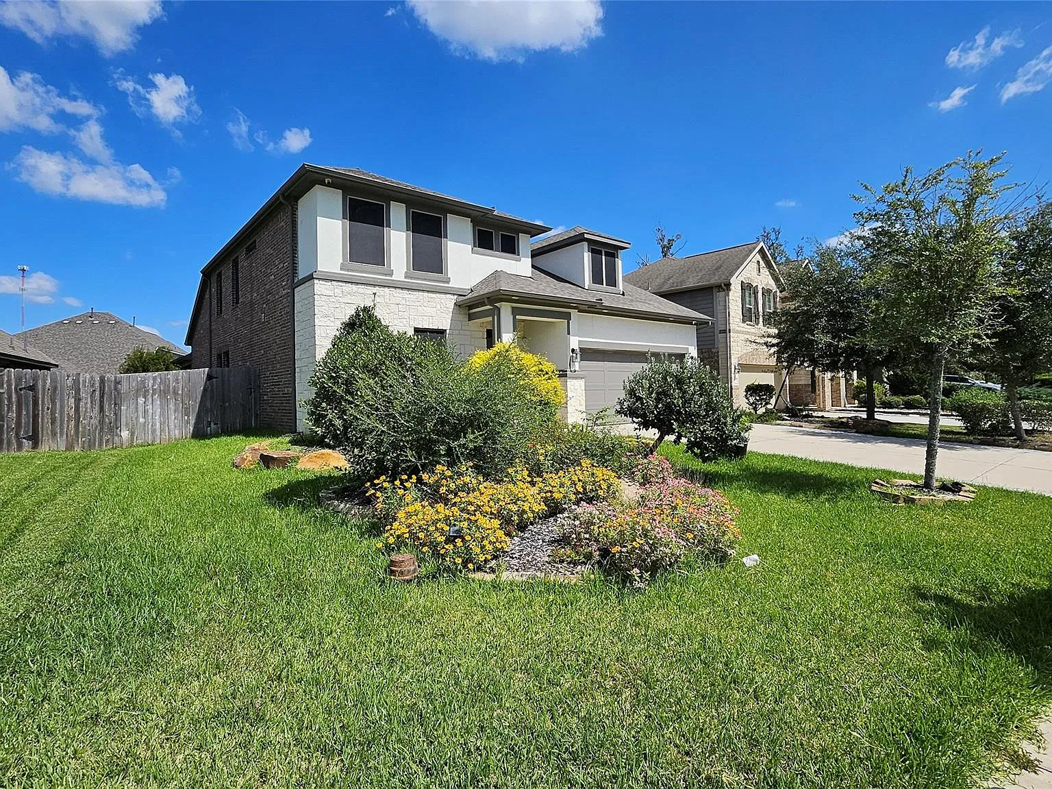 4 bed, 3.5 bath, 2742 sqft, $2,600 — Photo 2