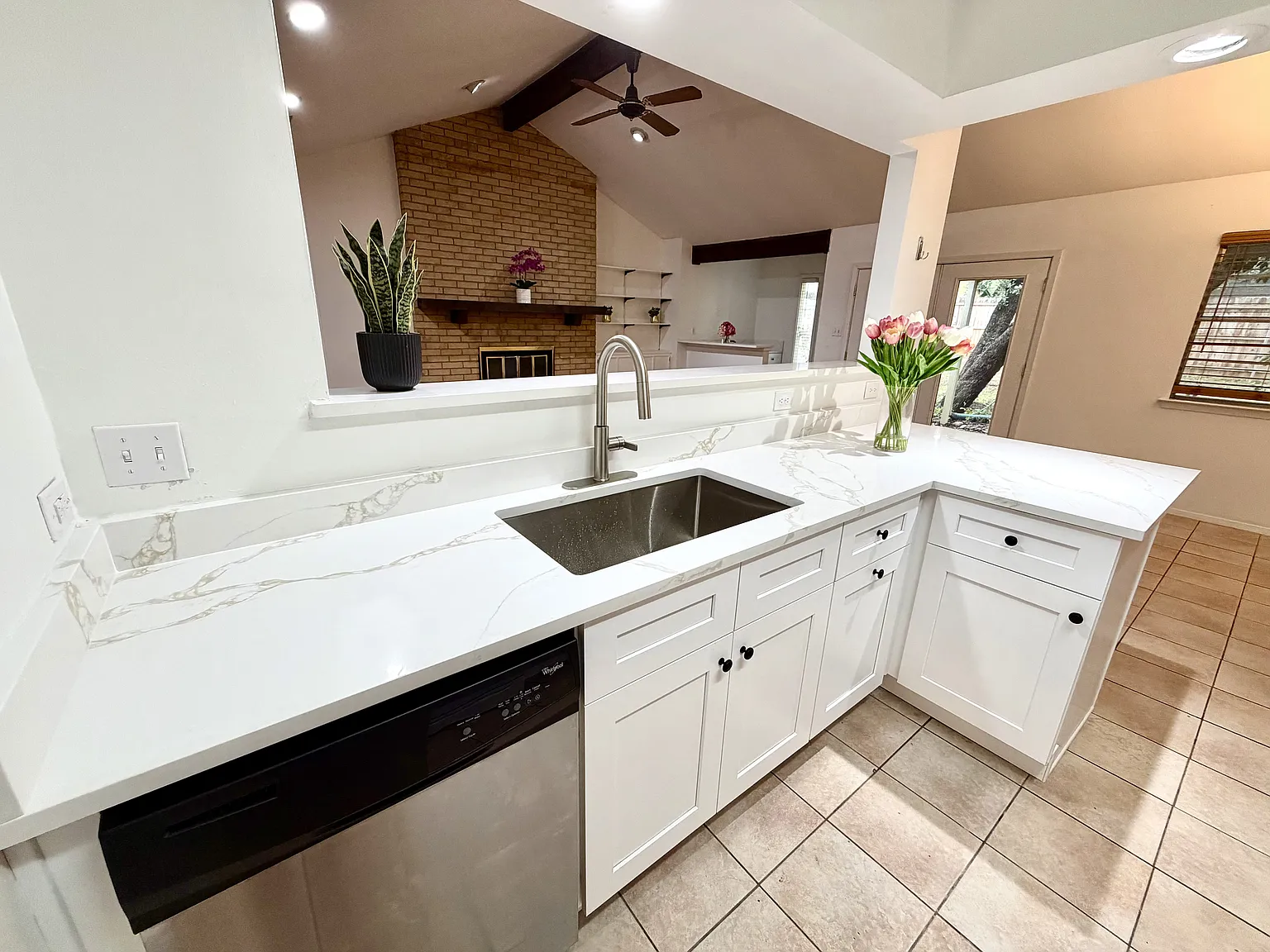 3 bed, 1952 sqft, $2,290 — Photo 4