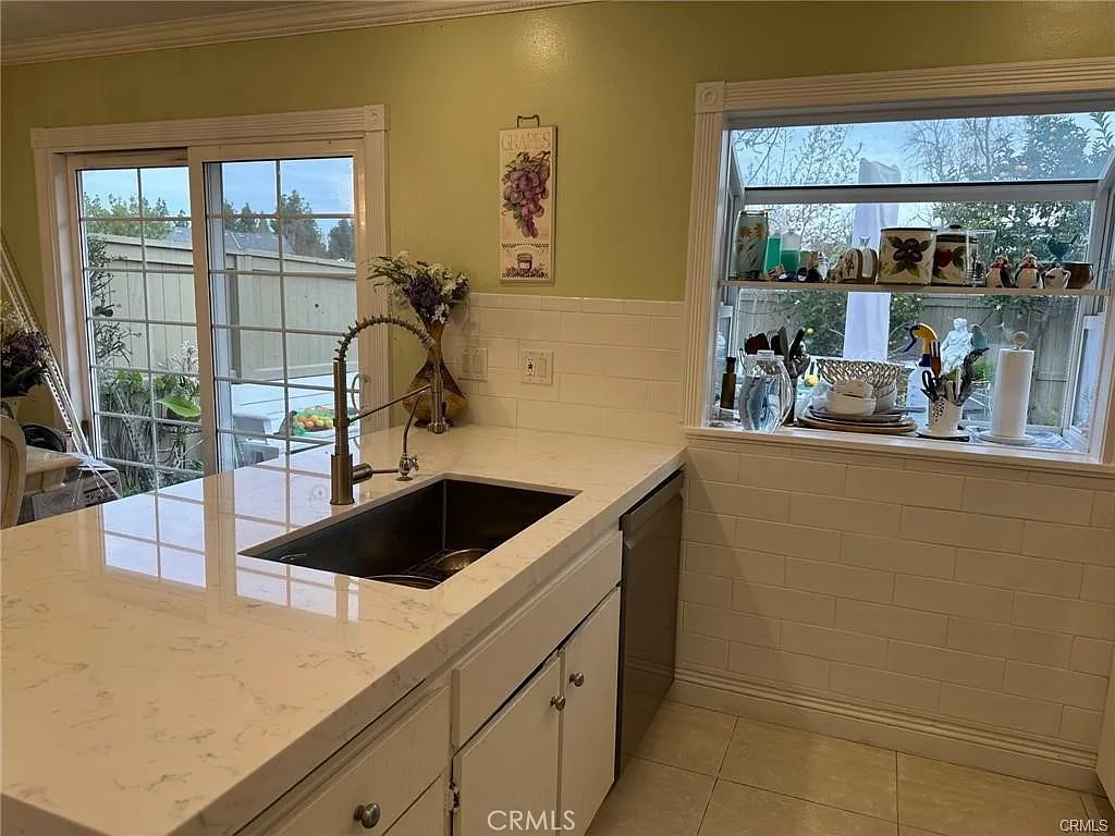 3 bed, 1114 sqft, $4,900 — Photo 4