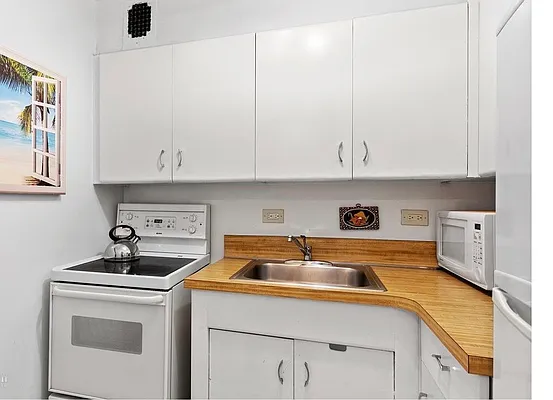 Rented by Avenues Real Estate | media 10