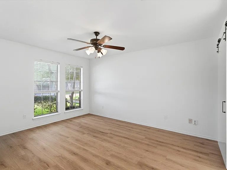 8181 Edge Water Dr — Photo 11