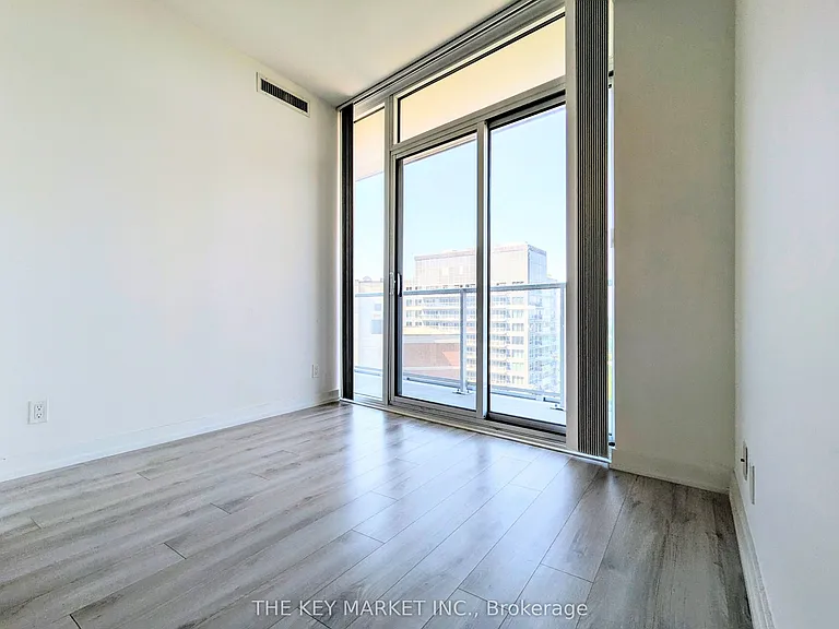33 Helendale Ave #1511 — Photo 15