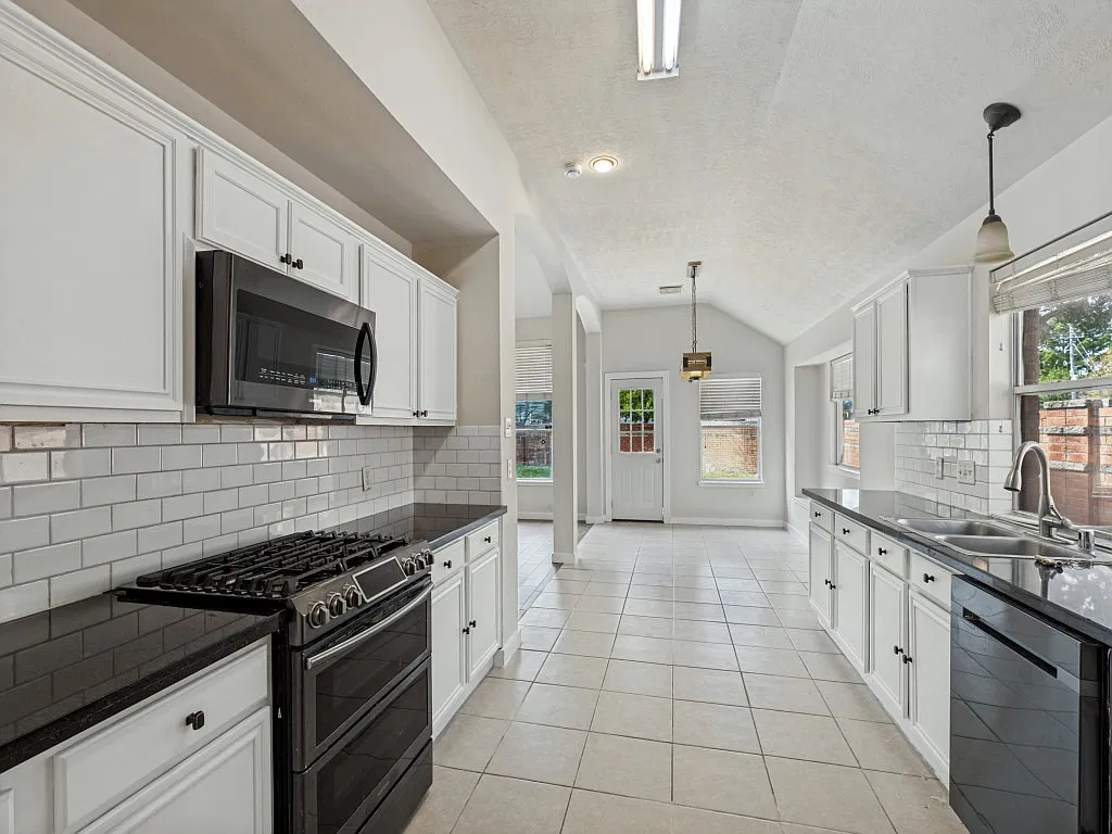 4 bed, 2.5 bath, 2602 sqft, $2,600 — Photo 4