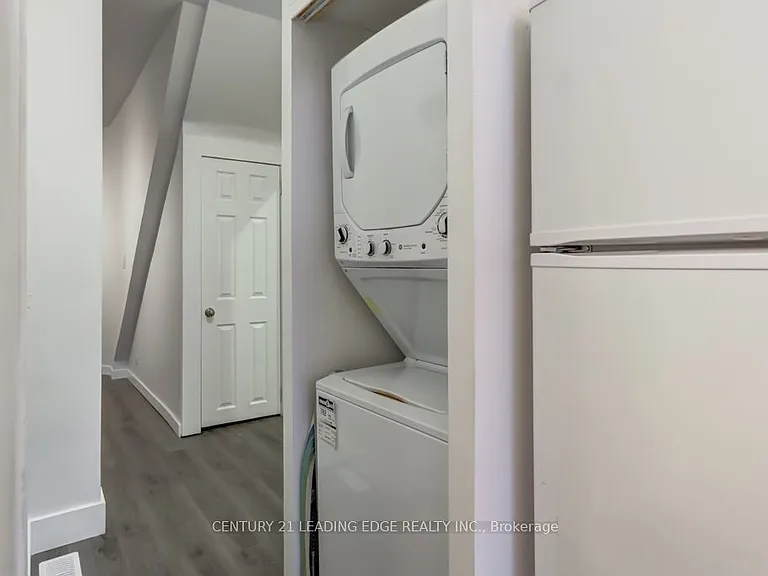 104 Leslie St E #MAIN FL — Photo 8