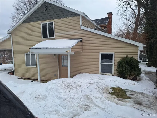 8 Park Rd E, Castile, NY 14427