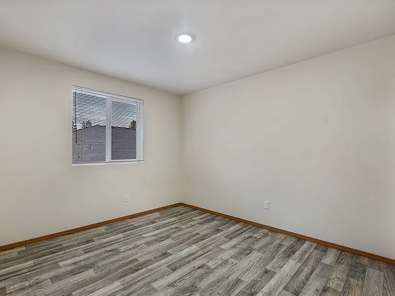 804 Sussex Ave E — Photo 23
