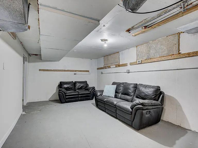 524 S Stephenson Hwy — Photo 16