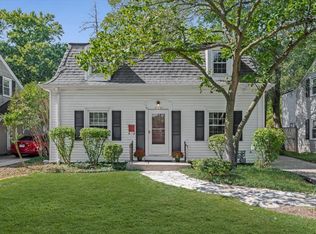 320 Lagoon Dr, Northfield, IL 60093