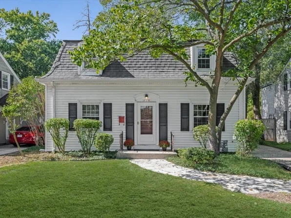 320 Lagoon Dr, Northfield, IL 60093