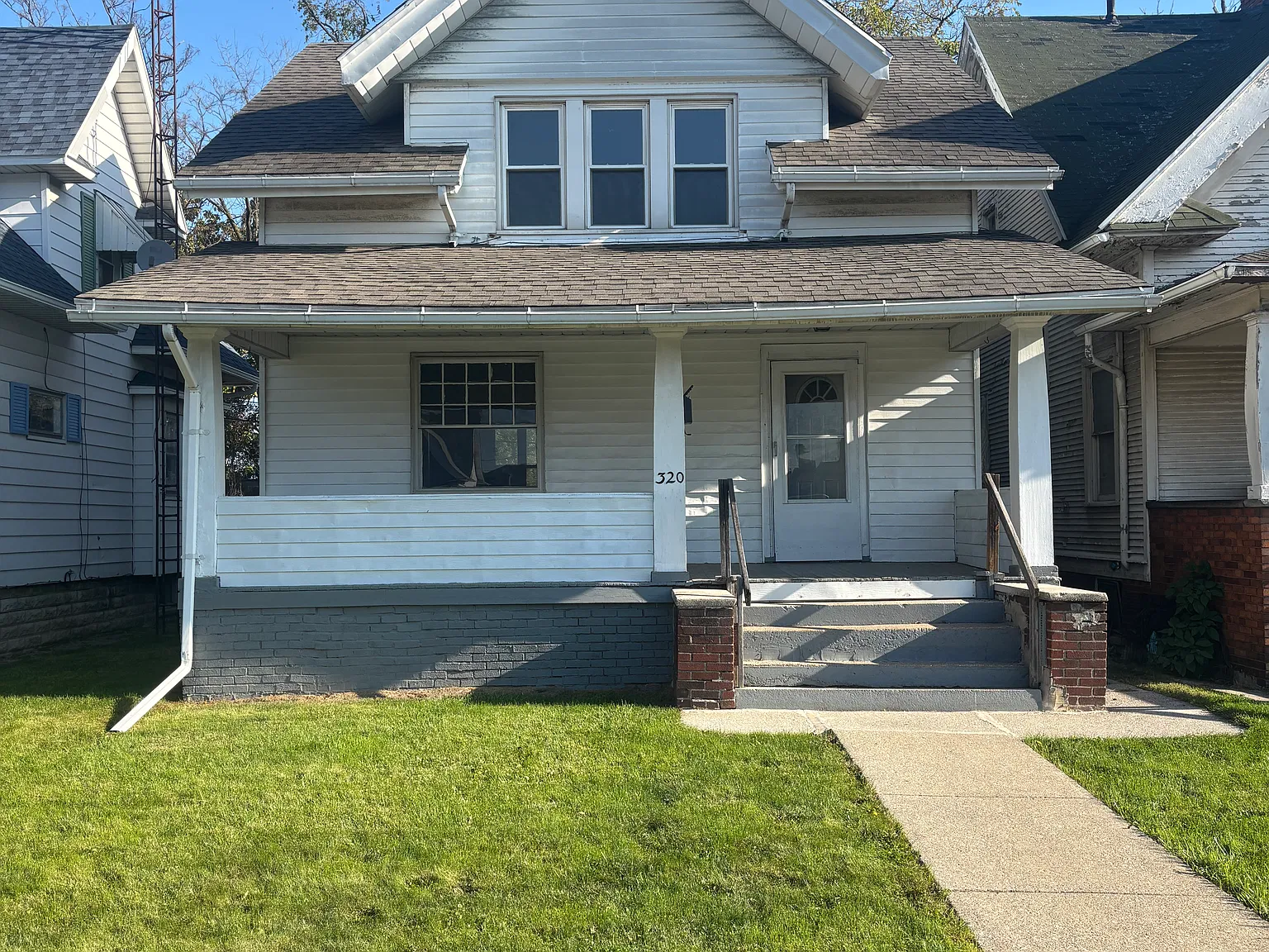 3 bed, 1305 sqft, $935 — Photo 1