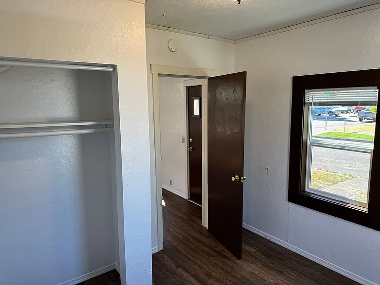 1606 Ash Ave — Photo 8