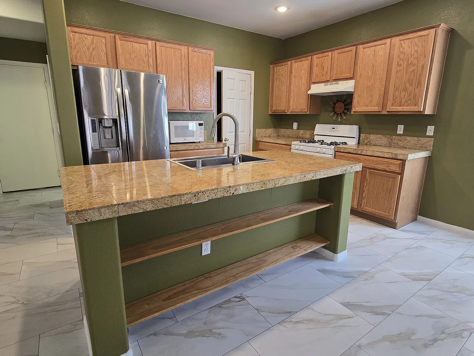 3 bed, 2.5 bath, 1887 sqft, $2,200 — Photo 4