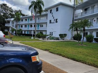 8402 111th St APT 303, Seminole, FL 33772