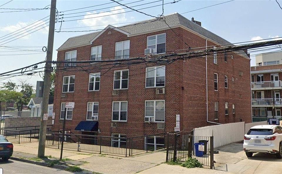 2nd image of 176 28th Ave