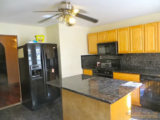 Rented by aptsandlofts.com | media 2