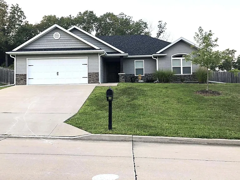 401 E Honey Ln — Photo 1
