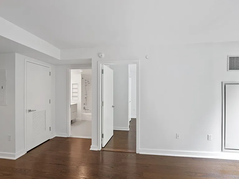 400 W 113th St #215 — Photo 6