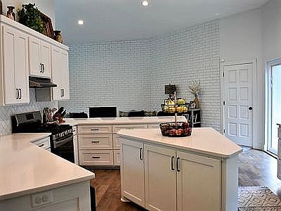 4th image of 1275 E Oaks Manor Dr