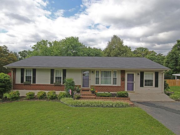 2nd image of 104 Lenox Cir