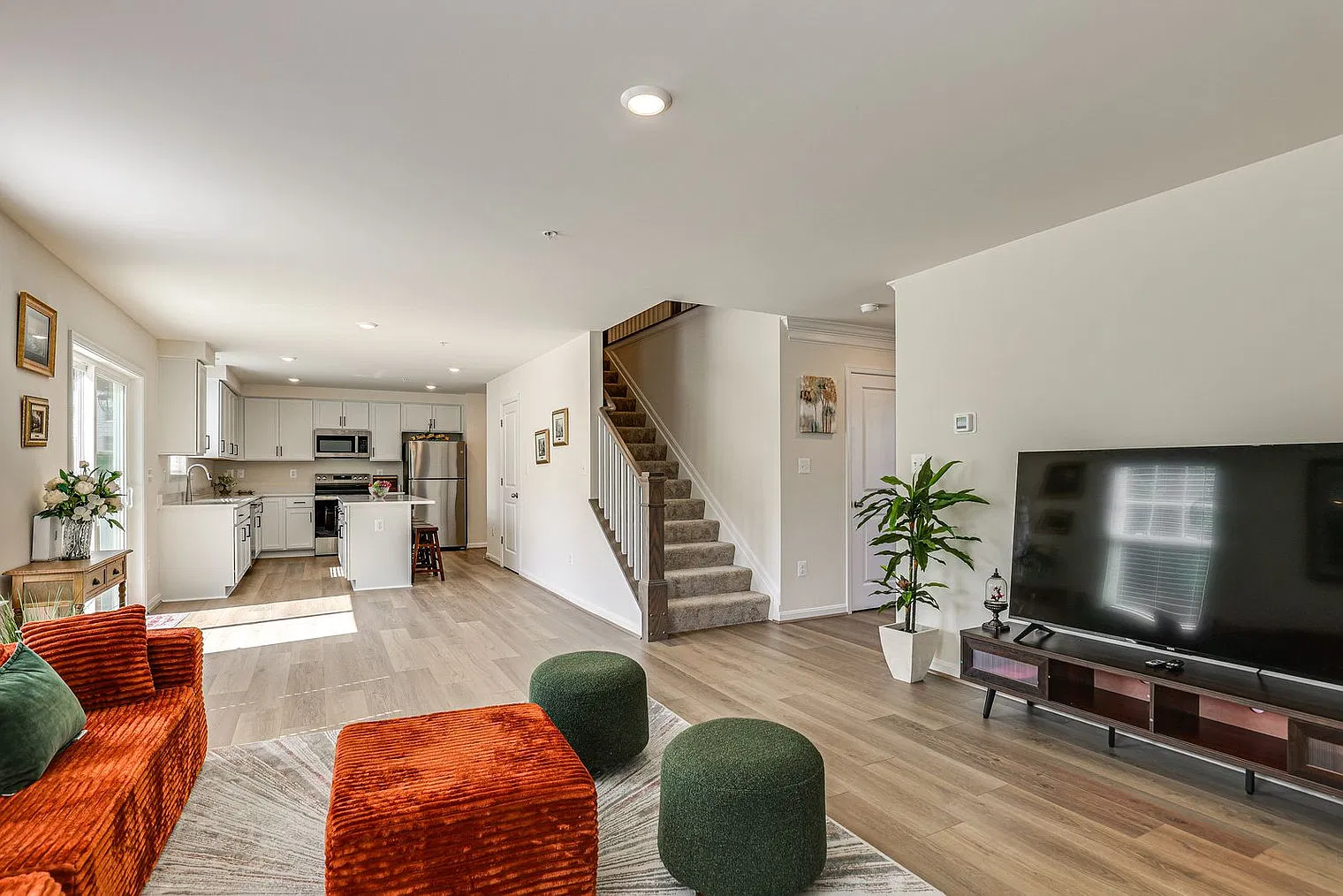 5 bed, 2.0 bath, 3498 sqft, $8,418 — Photo 3