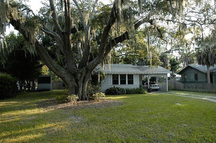 1st image of 936 Windsor Dr
