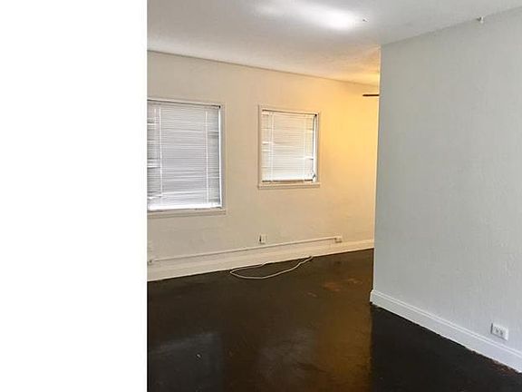 2nd image of 2922 Banyan St